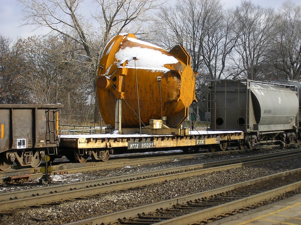 Dimensional load in 398's set-off at Brantford, Dec 30/05
This laddle is being set-off for the SOR to take to the Stelco Lake Erie Works steel plant at Nanticoke. 
