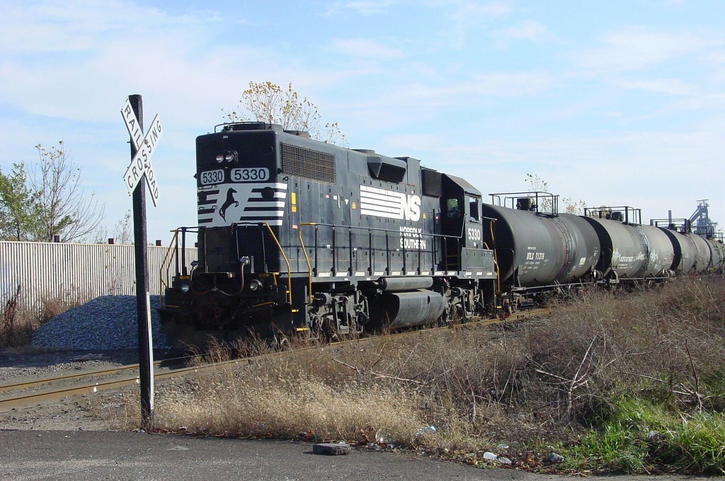 NS Melville
NS 5530 sets out some asphalt tankers on the exchange track with the Detroit Connecting Railroad at Melville street in Detroit.  10/31/07
