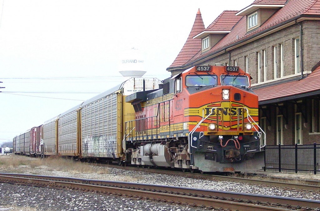 BNSF 4537 DUS full length
BNSF 4537 leads a cut of 9 cars out of the yard in Durand.  12/01/07
