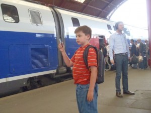 Standing next to the world famous French TGV, filimg it on my 2nd Generation IPod Touch :lol: