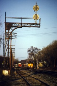 GTW 6223 & VIA 6444 train 367 East Lansing 04 10 1994.jpg